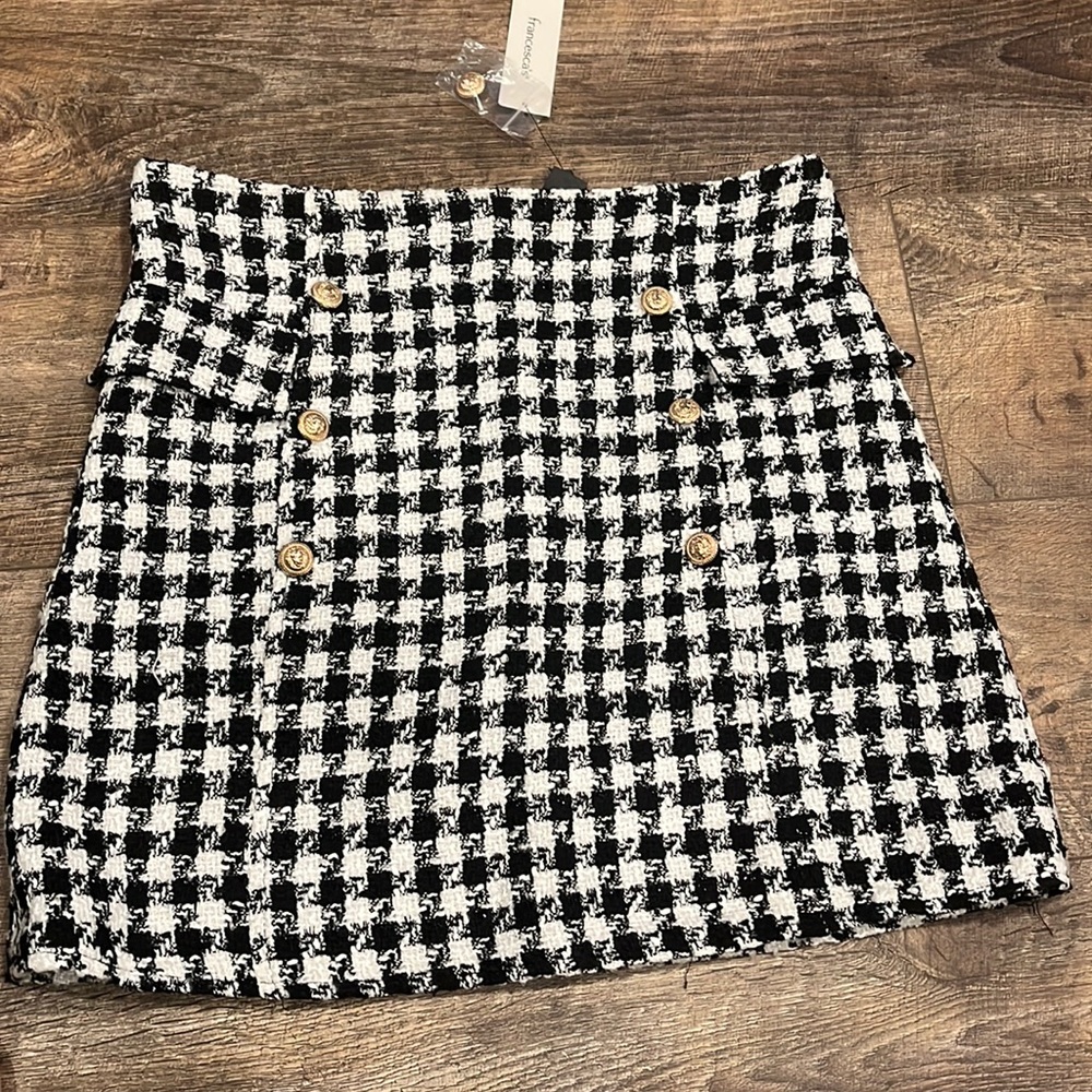 Plaid black and white skirt. New with tags! Size: M